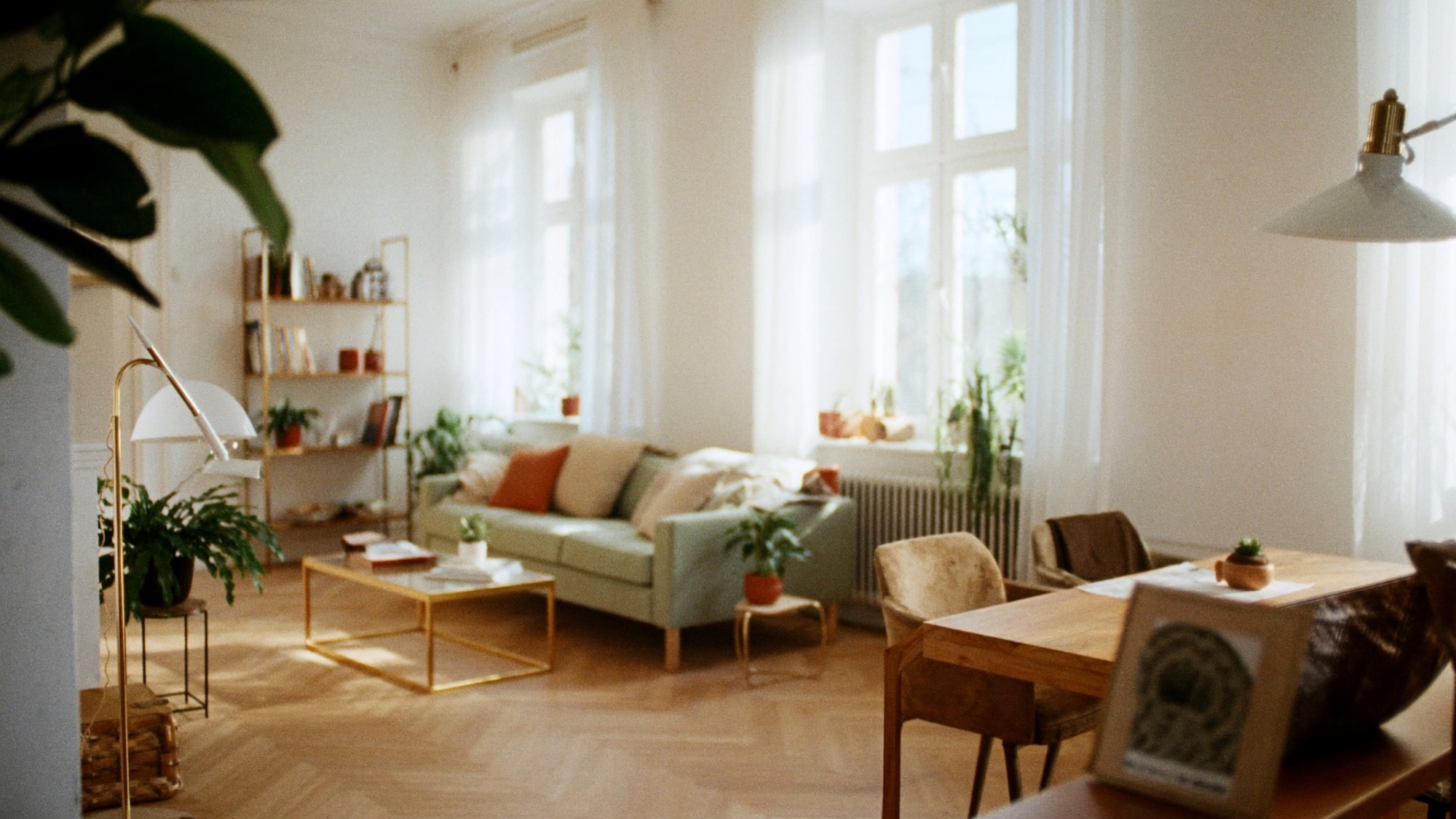 Heller, sonnendurchfluteter Wohnraum, Symbolbild für die von Vieth verwalteten Immobilien