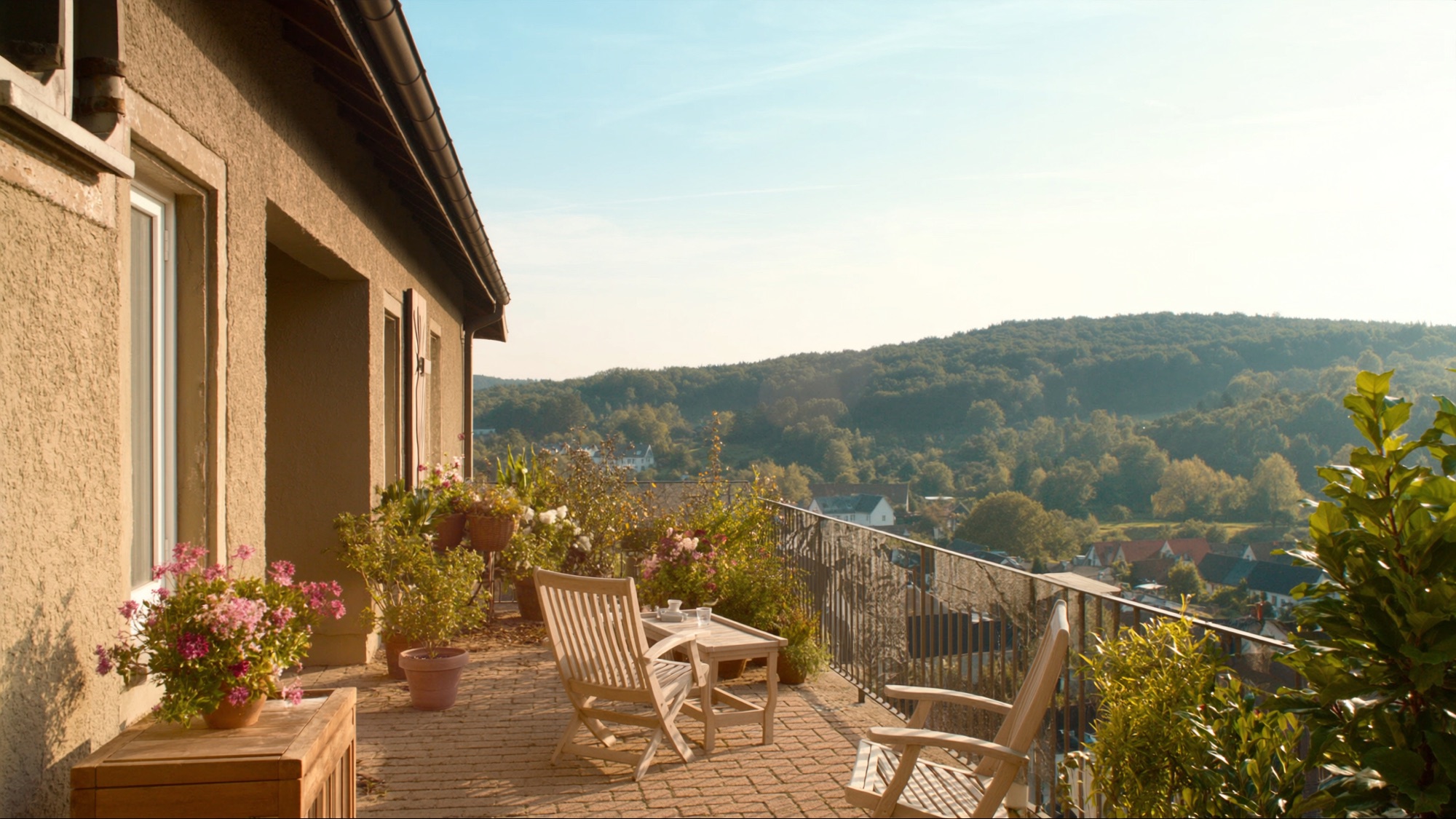 Helle, freundliche Terrasse mit Blick ins Grüne, Symbolbild für die von Vieth verwalteten Immobilien